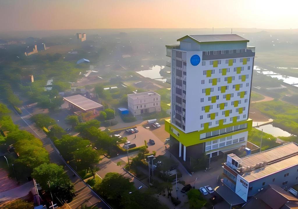 Hotel Dafam Pacific Caesar Surabaia Exterior foto